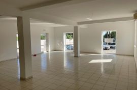 Istra, Novigrad - Poslovni prostor od 95 m2 - dvorište od 200 m2, Novigrad, Gewerbeimmobilie