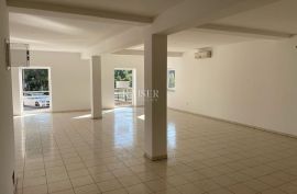 Istra, Novigrad - Poslovni prostor od 95 m2 - dvorište od 200 m2, Novigrad, Gewerbeimmobilie