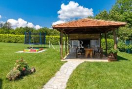 Istra - Motovun, kuća sa bazenom na 5560 m2 građevinske parcele, Motovun, House