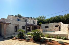 Otok Krk, okolica Dobrinja - impresivna kamena kuća s bazenom, 220 m2, Dobrinj, House