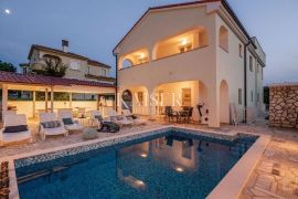 Otok Krk, Malinska - kuća 480m2 sa bazenom, Malinska-Dubašnica, Casa