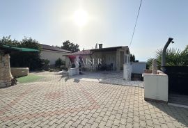 Otok Krk, okolica Dobrinja, samostojeća kuća 150 m2, Dobrinj, House