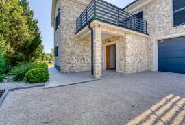 Otok Krk, Kras - impresivna villa u oazi mira, Dobrinj, Maison