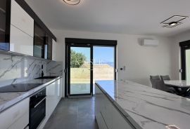 Otok Krk, okolica Vrbnika - moderno uređena dvojna kuća, 150 m2, Vrbnik, House