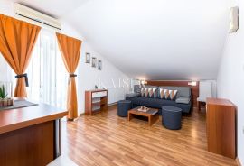 Lovran – Apartmanska vila s velikim zemljištem i projektom za boutique hotel, Lovran, Maison