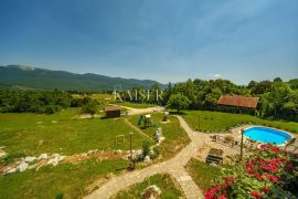 Korenica - turistički kompleks u blizini NP Plitvice, Plitvička Jezera, Zemljište