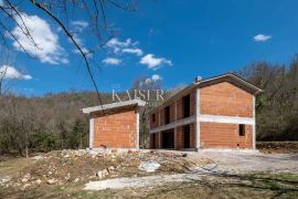 Istra, Kotli - kuća u izgradnji s velikim zemljištem 2400 m2 + 5100 m2, Buzet, House