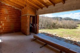 Istra, Kotli - kuća u izgradnji s velikim zemljištem 2400 m2 + 5100 m2, Buzet, House