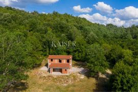 Istra, Kotli - kuća u izgradnji s velikim zemljištem 2400 m2 + 5100 m2, Buzet, House