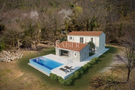 Istra, Kotli - kuća u izgradnji s velikim zemljištem 2400 m2 + 5100 m2, Buzet, Maison