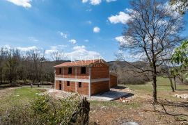 Istra, Kotli - kuća u izgradnji s velikim zemljištem 2400 m2 + 5100 m2, Buzet, House