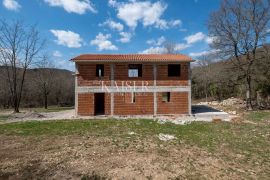 Istra, Kotli - kuća u izgradnji s velikim zemljištem 2400 m2 + 5100 m2, Buzet, House