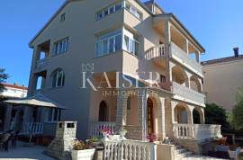 Otok Krk, Malinska - kuća sa 6 apartmana 300 m od mora, Malinska-Dubašnica, Дом