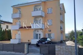 Otok Krk, Malinska - kuća sa 14 apartmana, Malinska-Dubašnica, Maison