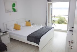 Crikvenica - kuća sa osam apartmana i bazenom, Crikvenica, House