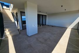 Krk - dvoetažni stan 171 m2 sa krovnom terasom i bazenom, Krk, Flat