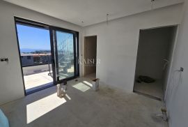 Krk - penthouse u urbanoj villi 400 m od mora, Krk, Appartement