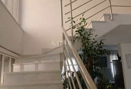 Crikvenica – Kuća s bazenom, 2 apartmana i pogledom na more, Crikvenica, Casa