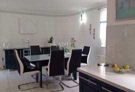 Crikvenica – Kuća s bazenom, 2 apartmana i pogledom na more, Crikvenica, Casa