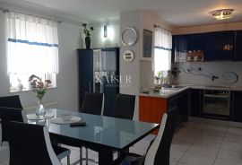 Crikvenica – Kuća s bazenom, 2 apartmana i pogledom na more, Crikvenica, Casa