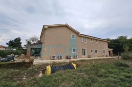 Vrbnik, Risika, Dvojna kuća 150m2 sa bazenom, prodaja, Vrbnik, Famiglia