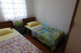 Otok Krk,Malinska,okolica,dvosoban stan 59 m2,djelomičan pogled,terasa,prodaja, Malinska-Dubašnica, Appartement