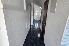 Na mirnoj lokaciji stan 82m2, 3 S+DB, velika terasa, parking, Krk, Kвартира