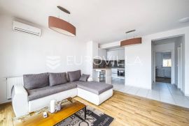 Zagreb, Jarun prekrasan i svijetao penthouse trećem katu 75m2, Zagreb, Flat