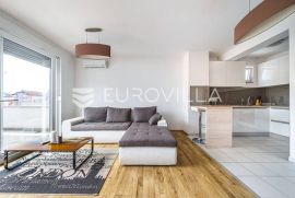 Zagreb, Jarun prekrasan i svijetao penthouse trećem katu 75m2, Zagreb, Flat