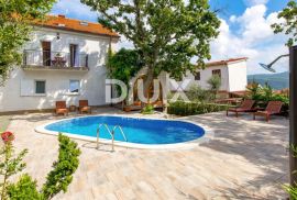 OTOK KRK, KORNIĆ- villa, 250 m2, BAZEN, OKUĆNICA!!!, Krk, Famiglia