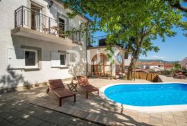 OTOK KRK, KORNIĆ- villa, 250 m2, BAZEN, OKUĆNICA!!!, Krk, Famiglia