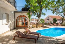 OTOK KRK, KORNIĆ- villa, 250 m2, BAZEN, OKUĆNICA!!!, Krk, Famiglia