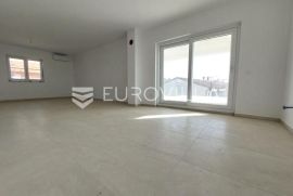 Istra, Pula, penthouse u novogradnji s pogledom na naselje, Pula, Daire