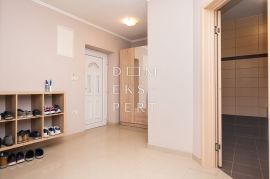 Belovar, Obiteljska kuća s tri stambene jedinice, GBP 781 m², Belovar, Zagreb, Casa