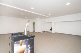 Belovar, Obiteljska kuća s tri stambene jedinice, GBP 781 m², Belovar, Zagreb, Casa