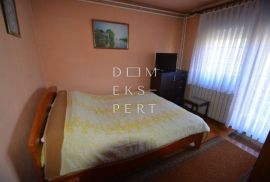 Sesvete, Dvije kuće na odličnoj lokaciji u Sesvetama, pogodno za stanogradnju, 350 m², Zagreb, Casa