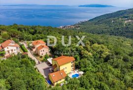 OPATIJA, BREGI - Vila novogradnja u mediteranskom stilu s dvije stambene jedinice, bazenom, gostinjskom kućom, tavernom i dječjim igralištem, Matulji, Kuća