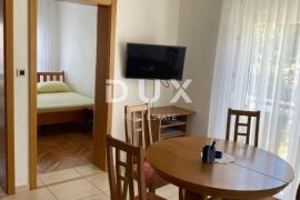 TROGIR, ČIOVO - Prostrana apartmanska kuća u blizini mora, Okrug, Famiglia