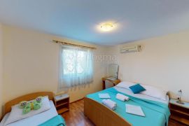 Pansion komfor- hotelski apartmani uz more, Sukošan, Дом