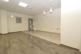 VIŠKOVO POSLOVNI PROSTOR 120M2, Viškovo, Propiedad comercial