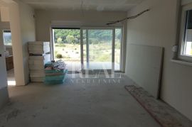 RAB-KAMPOR, NOVOGRADNJA. 2S+DB OD 62 m2, DVA PARKIRNA MJESTA I 30 m2 OKUĆNICE NA KORIŠTENJE, Rab, Appartment