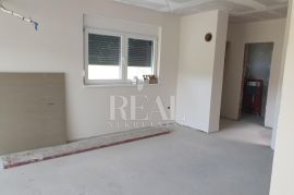 RAB-KAMPOR, NOVOGRADNJA. 2S+DB OD 62 m2, DVA PARKIRNA MJESTA I 30 m2 OKUĆNICE NA KORIŠTENJE, Rab, Appartamento