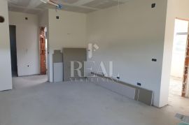 RAB-KAMPOR, NOVOGRADNJA. 2S+DB OD 62 m2, DVA PARKIRNA MJESTA I 30 m2 OKUĆNICE NA KORIŠTENJE, Rab, Appartamento