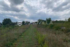 Istra, Svetvinčenat - građevinsko zemljište 500 m2 s privatnim putem, blizina infrastrukture, Svetvinčenat, Land