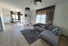 Pula, prekrasan četverosobni stan za dugoročni najam NKP165 m2 prvi red do mora, Pula, Apartamento