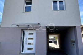 ĐAKOVO!NOVOGRADNJA!STAN U PRIZEMLJU,TROSOBNI STAN PODRUMOM,TERASOM I GARAŽOM U URBANOJ VILI 77M2,PRILIKA!TOP DESTINACIJA!, Đakovo, Appartement