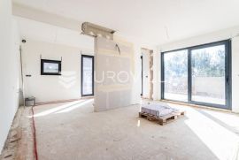 Čiovo, trosoban stan u prizemlju s vrtom i privatnim bazenom NKP 122 m2, Okrug, Appartement