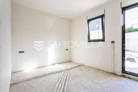 Čiovo, trosoban stan u prizemlju s vrtom i privatnim bazenom NKP 122 m2, Okrug, Διαμέρισμα