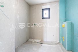 Čiovo, trosoban stan u prizemlju s vrtom i privatnim bazenom NKP 122 m2, Okrug, Flat