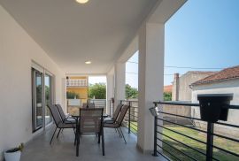 Apartmanska kuća na dobroj lokaciji, Ližnjan, Istra, Ližnjan, House